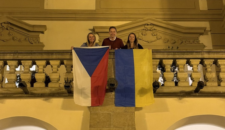 Okamura sundal vlajku Ukrajiny z budovy Sněmovny. Vlastní vyvěsili i jihočeští politici