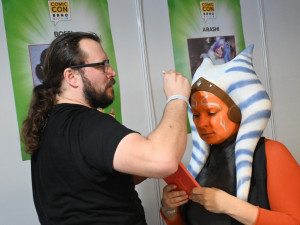Na akcích jako jsou české comic-cony pomáhá i profesionálním cosplayerům