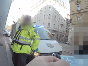 Vezla jsem postiženou maminku. Žena parkovala v centru Prahy s falešným průkazem ZTP