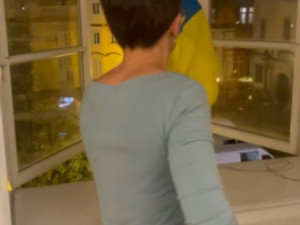 Okamura sundal vlajku Ukrajiny z budovy Sněmovny, Piráti, ODS i STAN už vyvěsili svoje