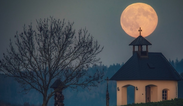 Úplněl nad kapličkou v Kydlinechfoto: Vladislav Hosnedl