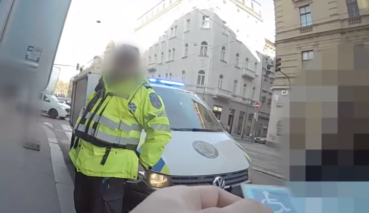 Žena tvrdila, že o padělku nic neví.