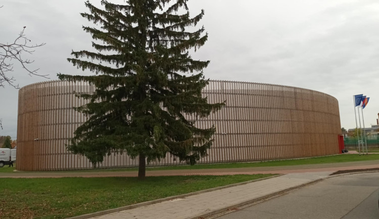 Velká sláva v Kojetíně, město otvírá nový zimní stadion. Zájem o bruslení je velký