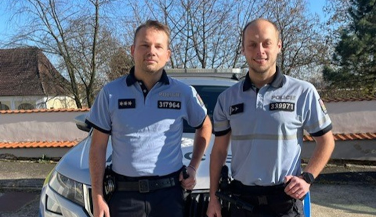 Z běžného pracovního dne bylo drama. Policisté zachránili muže, který zkolaboval