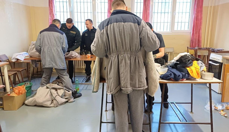 Zásah tří stovek příslušníků vězeňské služby v rýnovické věznici. Našli mobily i nůž