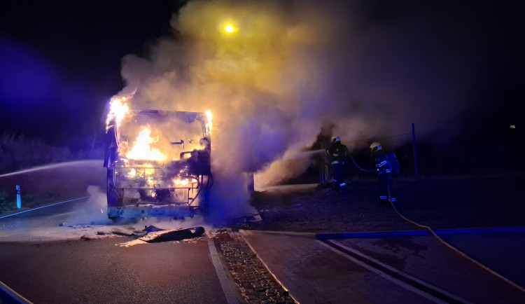 Autobus v plamenech. Hasiči zasahovali v Beňově na Přerovsku