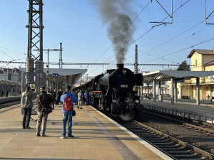 FOTO, VIDEO: Historický vlak odvezl legionáře z Prahy. V sobotu se vrátí a projdou městem