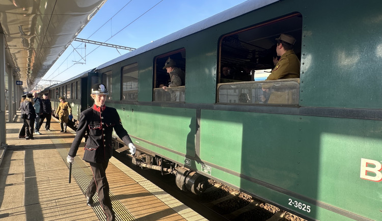 FOTO, VIDEO: Historický vlak odvezl legionáře z Prahy. V sobotu se vrátí a projdou městem