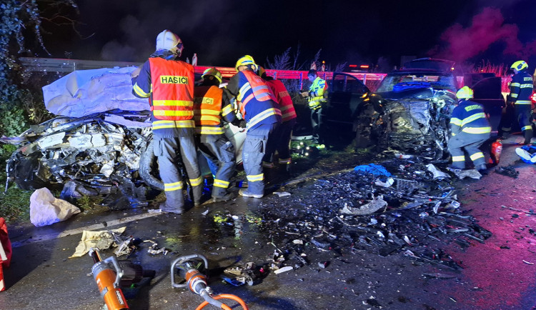 VIDEO: Po nehodě rušném tahu u Olomouce vyhasl mladý život, sedm lidí utrpělo zranění