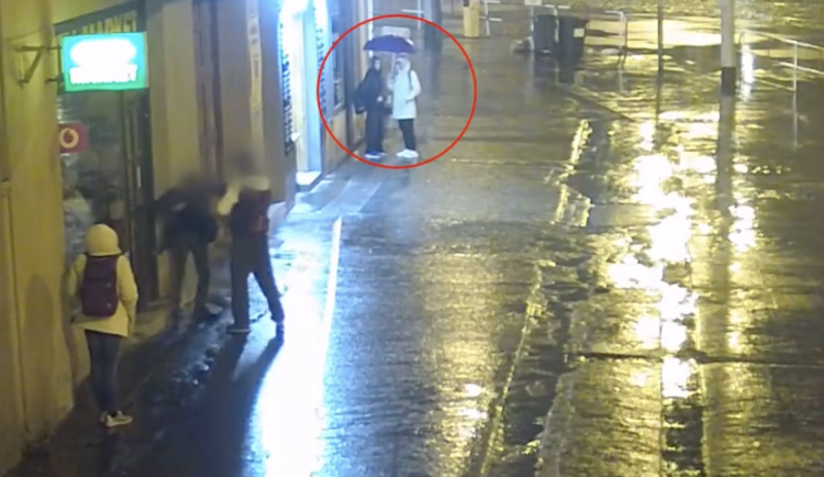 Ženy zraněného muže obešly a šly pryč.