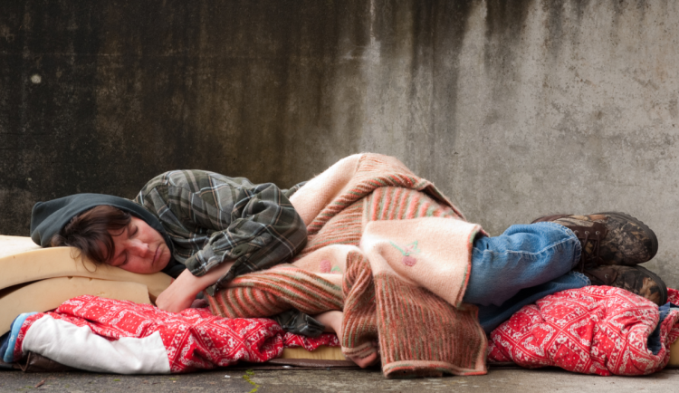 Noc venku ve Dvoře Králové připomene, jaké to je nemít střechu nad hlavou