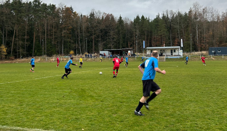 Okresnímu fotbalu začala zimní pauza. V posledním kole naděloval Hezoučký