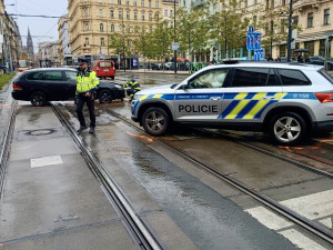 Na I. P. Pavlova bourala policie, jeden člověk se zranil
