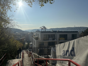 FOTO: Socha Šemíka v říji budí v Podolí vášně. Na střeše domu ale dlouho nezůstane