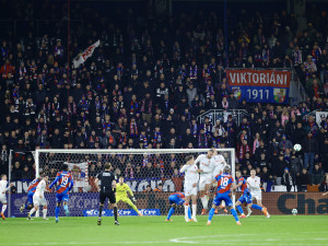 Slavie vyhrála v přestřelce v Plzni 5:3 a vede ligu o dva body. Dva góly dal Chorý