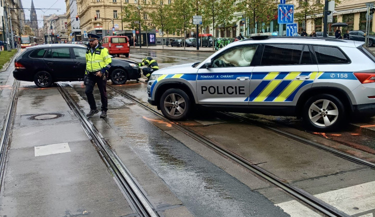 Na I. P. Pavlova bourala policie, nehoda blokuje dopravu