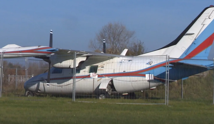 Ruska nouzově přistála v Hradci Králové. Její letadlo na letišti stojí už osm let