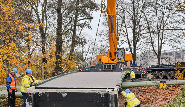 Nový mostek u Flošny v Hradci Králové už sedí na svém místě. Stále je však ve výstavbě