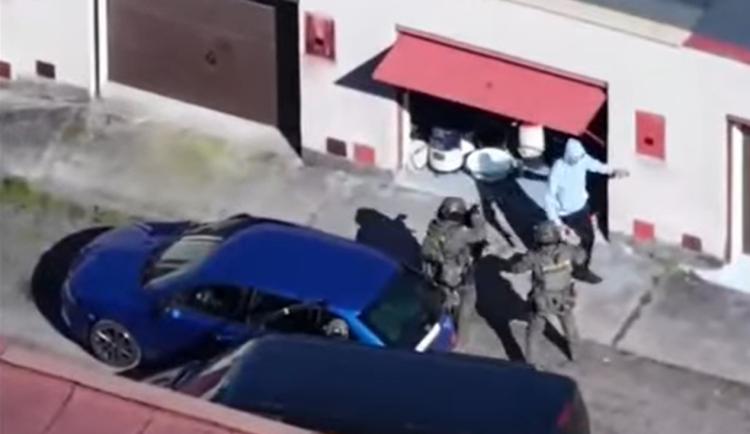 Liberecký TOXI tým rozbil síť výrobců pervitinu, kriminalisté zadrželi sedm lidí