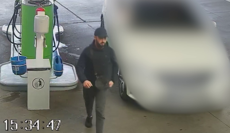 Muž si domluvil nákup mobilů, místo placení ale postříkal prodejce pepřákem