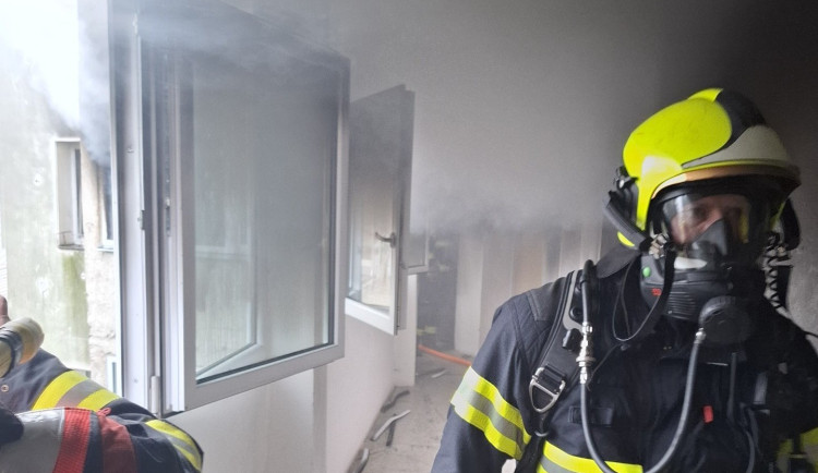 Osm lidí v ohrožení při požáru domu v Přerově. Hasiči je dostali ven ve vyváděcích maskách