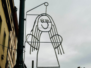 Na Žižkov vybrali netradiční vánoční výzdobu. Světýlka navrhly děti ze školky