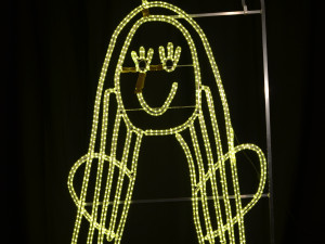 Na Žižkov vybrali netradiční vánoční výzdobu. Světýlka navrhly děti ze školky