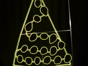 Na Žižkov vybrali netradiční vánoční výzdobu. Světýlka navrhly děti ze školky