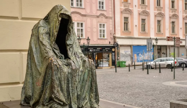 Od Stavovského divadla odstranili sochu Plášť svědomí, hledají pro ni nové místo