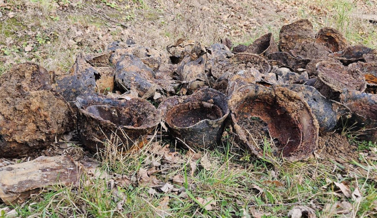 Nález na Frýdlantsku. Dělníci vykopali německé helmy a zbraně