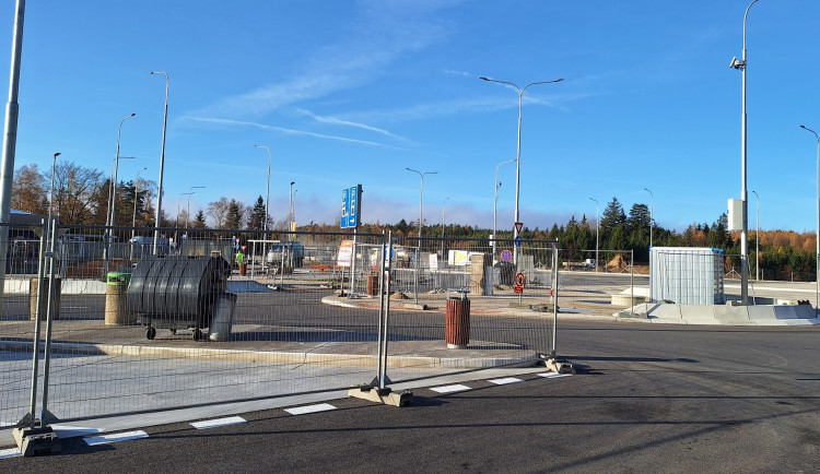 Na nejvyšší dálniční odpočívce Mikulášov po přestavbě stoupl počet míst pro kamiony