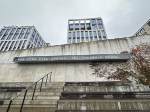 Když s uměním pomáhá umělá inteligence. Jak funguje Pragotron na nádraží v Praze?