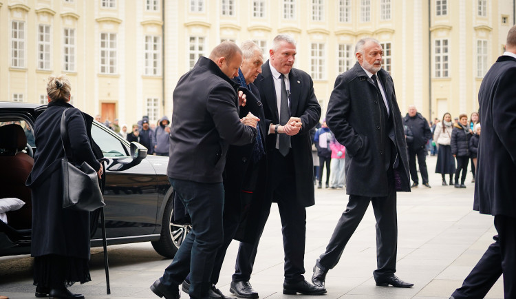 FOTO: Tři prezidenti, stíhačky, stovky lidí. Podívejte se na pohřeb kardinála Duky
