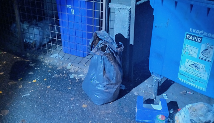 Žena v Prostějově pohodila oblečení ke kontejneru. Zaplatí pokutu i za to, že neměla občanku