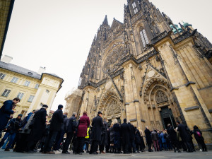 Na pohřeb kardinála Duky čekají před katedrálou sv. Víta stovky lidí.