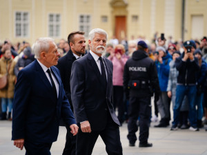 Pohřbu kardinála Duky se v katedrále sv. Víta účastní stovky lidí, přišel i prezident