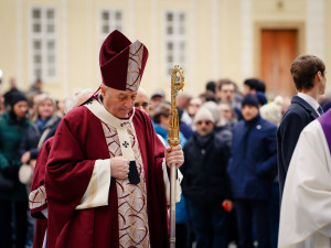 Pohřbu kardinála Duky se v katedrále sv. Víta účastní stovky lidí, přišel i prezident