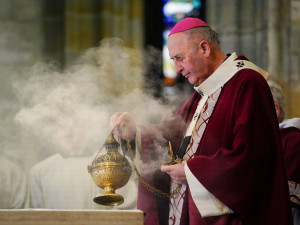 FOTO: Tři prezidenti, stíhačky, stovky lidí. Podívejte se na pohřeb kardinála Duky