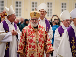 FOTO: Tři prezidenti, stíhačky, stovky lidí. Podívejte se na pohřeb kardinála Duky