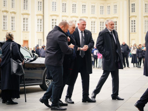 FOTO: Tři prezidenti, stíhačky, stovky lidí. Podívejte se na pohřeb kardinála Duky