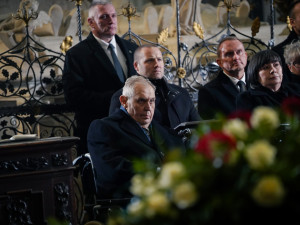 FOTO: Tři prezidenti, stíhačky, stovky lidí. Podívejte se na pohřeb kardinála Duky