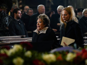 FOTO: Známé tváře na Dukově pohřbu. Přišel Babiš, Bohdalová i bratři Okamurovi