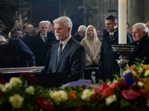 FOTO: Známé tváře na Dukově pohřbu. Přišel Babiš, Bohdalová i bratři Okamurovi