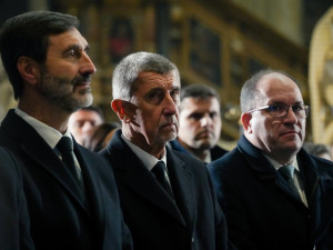 FOTO: Známé tváře na Dukově pohřbu. Přišel Babiš, Bohdalová i bratři Okamurovi