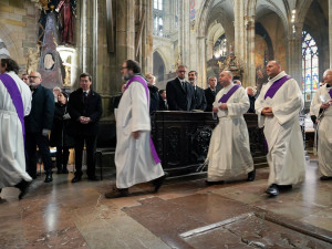 FOTO: Známé tváře na Dukově pohřbu. Přišel Babiš, Bohdalová i bratři Okamurovi