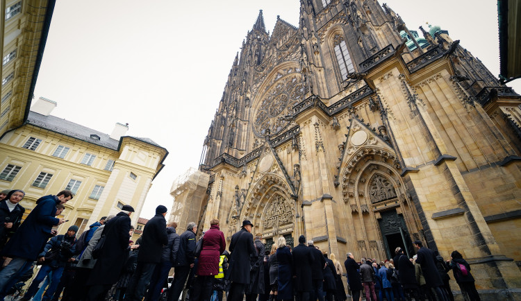 Na pohřeb kardinála Duky čekají před katedrálou sv. Víta stovky lidí