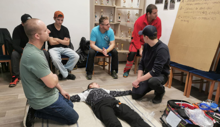 FOTO: Záchranáři dali dobrovolným hasičům školení na téma první pomoci