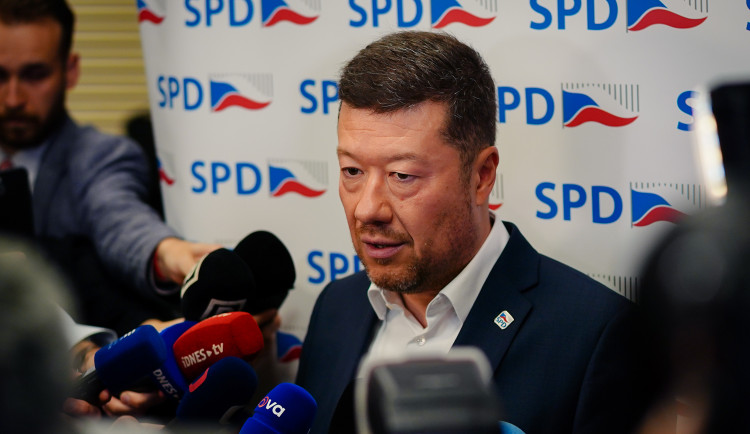 Na plot u domu Okamury vyvěsili ukrajinské vlajky, čin řeší policie