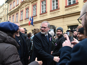 FOTO: Bodyguardi, protesty a společná svačina. Jak vypadalo dopoledne na Národce