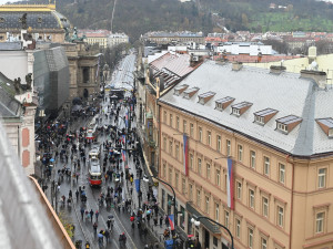 FOTO: Bodyguardi, protesty a společná svačina. Jak vypadalo dopoledne na Národce